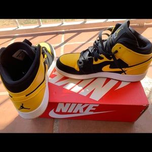 Jordan 1 Retro Mid New Love 2017 (GS) size 6.5